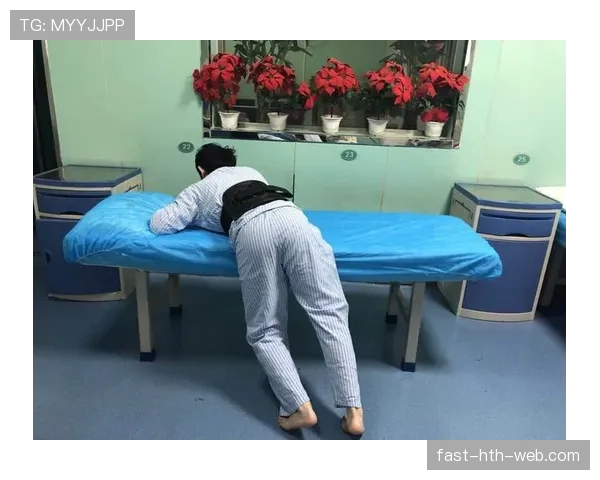 手抛球规则：必须双手过头并在边线处双脚着地