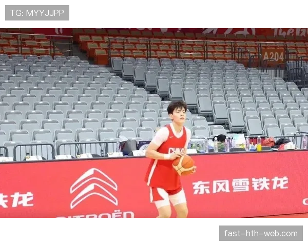 杨舒予训练完直接拎爱马仕去吃夜宵？